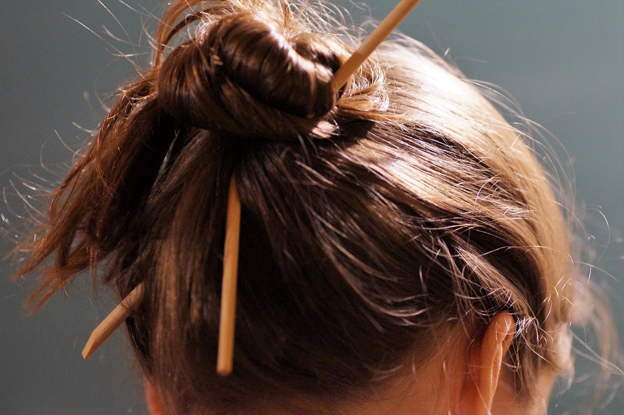 Comment faire tenir un chignon ? - Meilleur lisseur : guide d'achat